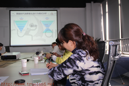 正在做現場記錄的學員們