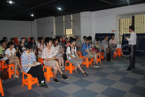 珍島營(yíng)銷(xiāo)副總裁Lance向同濟(jì)大學(xué)學(xué)生介紹公司及業(yè)務(wù)