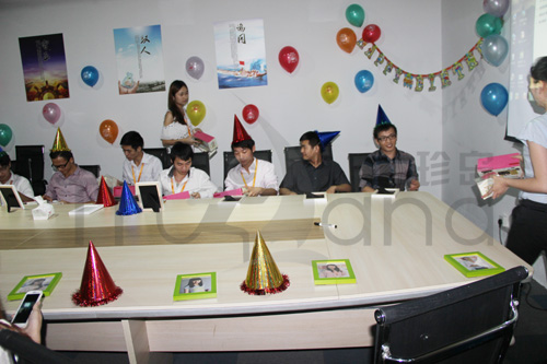 Charles代表公司全體向參加生日慶祝同時致以誠摯的祝福