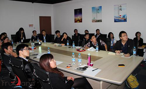 客戶正詳細(xì)聽(tīng)培訓(xùn)內(nèi)容