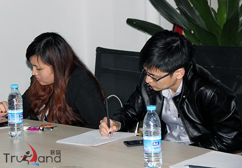 客戶仔細(xì)的做著筆記