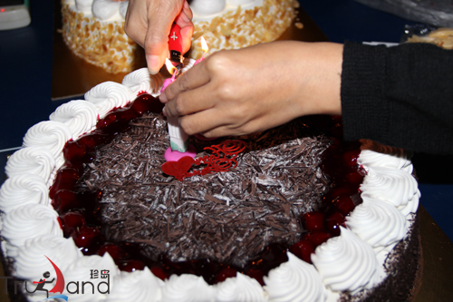 派一位壽星代表，為大家點(diǎn)燃蠟燭