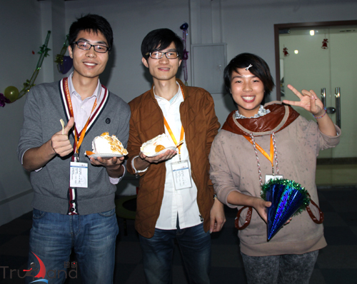 伸出80、90標(biāo)準(zhǔn)剪刀手，噢耶!