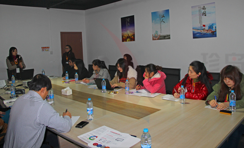 Anne正在為培訓(xùn)學(xué)員進(jìn)行開場(chǎng)演說(shuō)