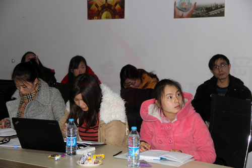 培訓(xùn)學(xué)員認(rèn)真聽取講師的技巧分享