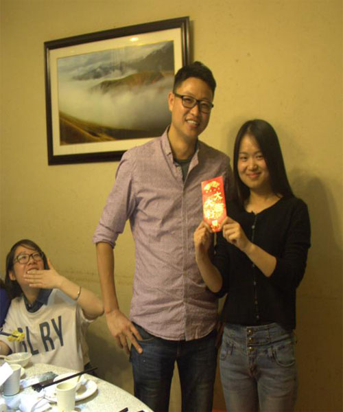 現(xiàn)場給壽星發(fā)紅包