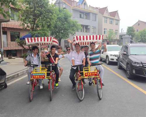小伙伴們騎著游覽車“招搖過(guò)市”