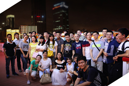 研發(fā)部小伙伴外灘合影