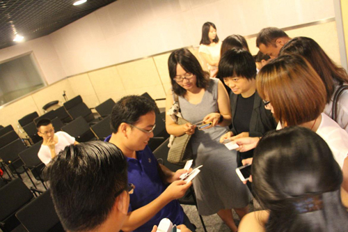 Manson演講結(jié)束，互留名片