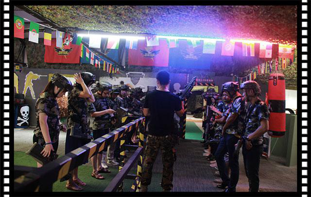 教練講解戰(zhàn)法和裝備