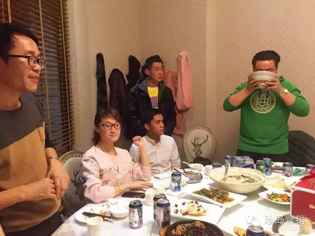 大口吃肉，大口喝酒