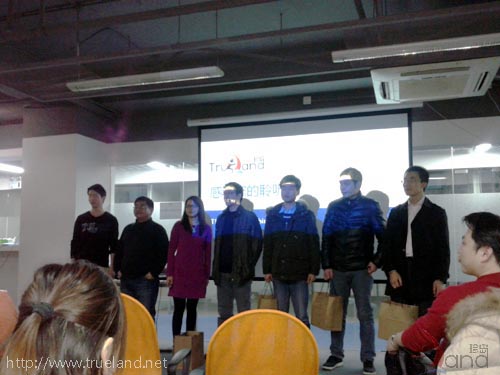 周總作為特約嘉賓給中獎的現(xiàn)場觀眾頒發(fā)30畝地提供的獎品